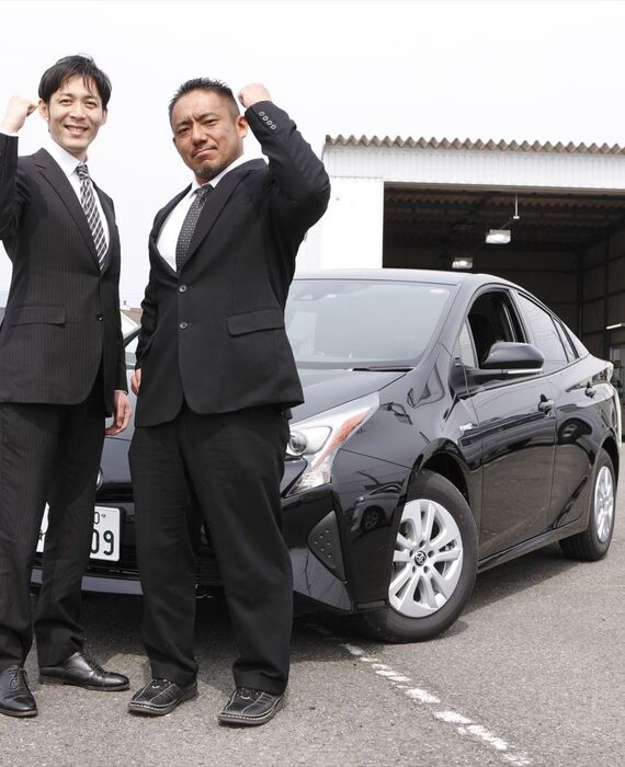 車販売店で働くスタッフ